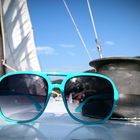 Sonnenbrille auf einem Segelschiff