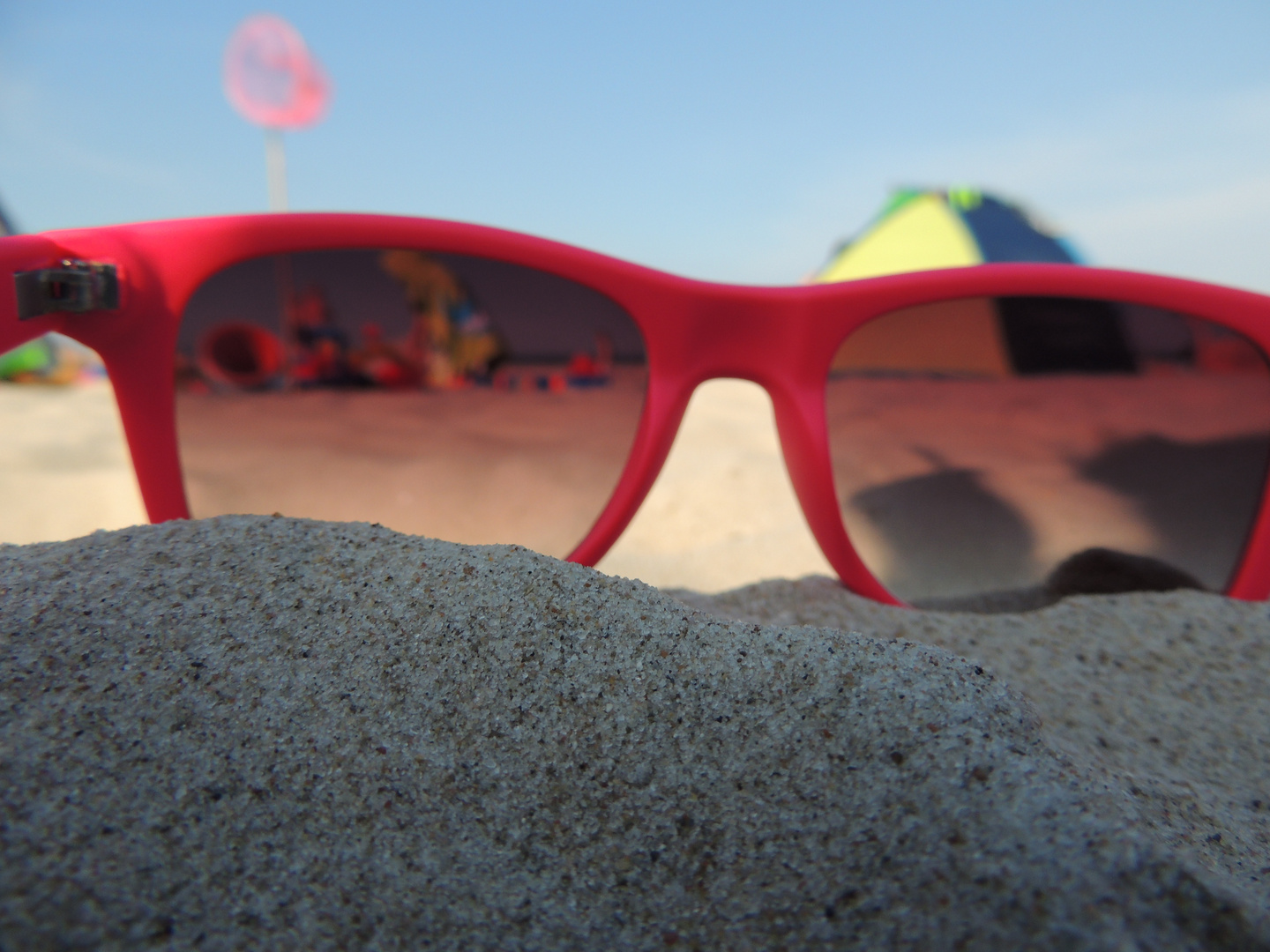 Sonnenbrille mit Sandstrand