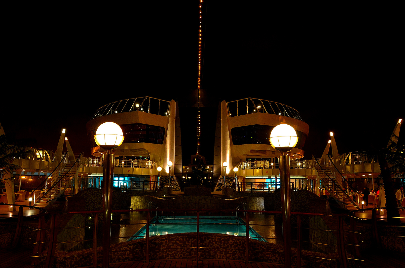 Sonnendeck bei Nacht der MSC Fantasia