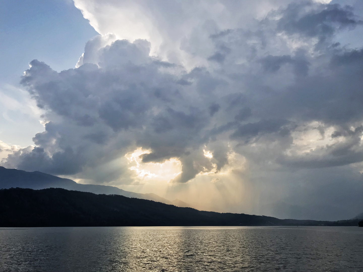 Sonnenfenster am See