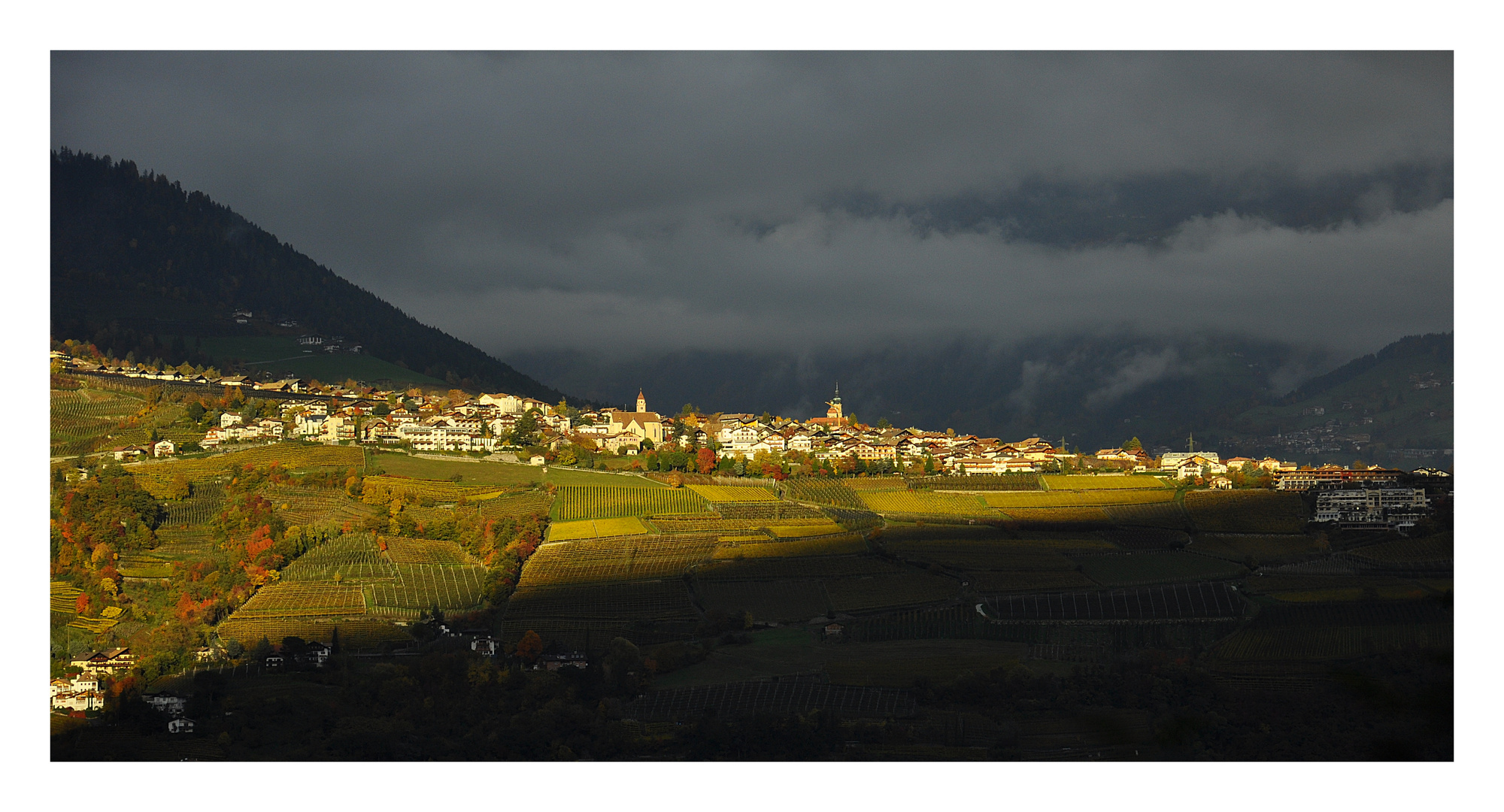 Sonnenfenster über Dorf Tirol