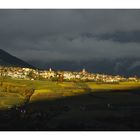 Sonnenfenster über Dorf Tirol