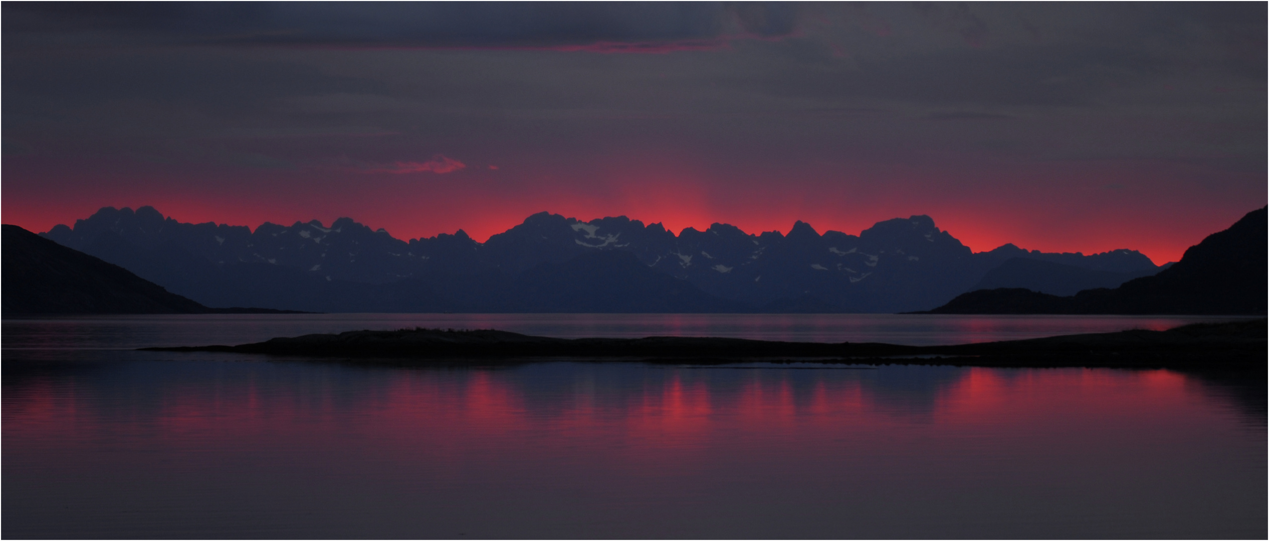 Sonnenfeuer hinter den Lofoten