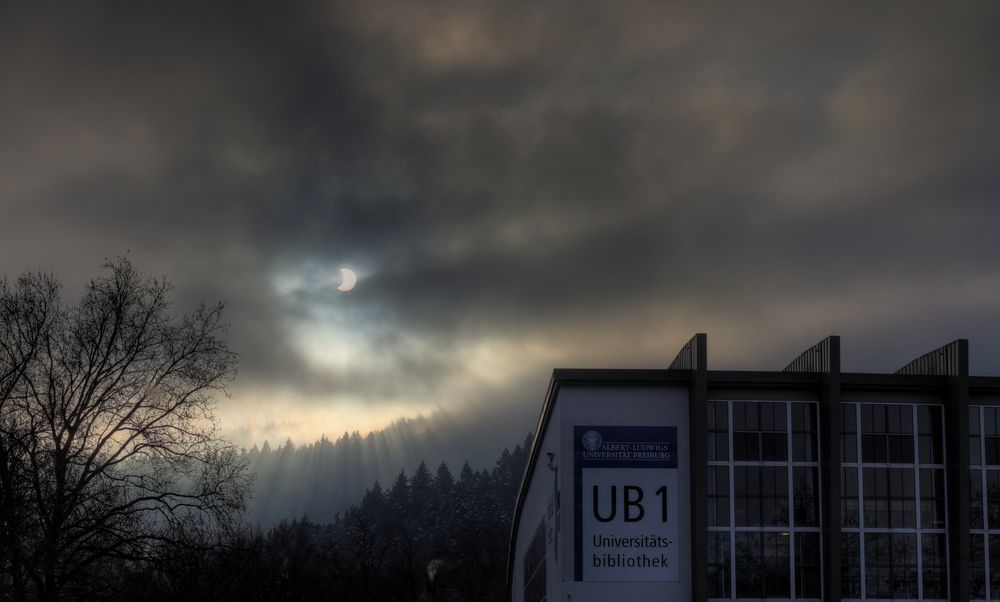 Sonnenfinsternis 2011 über der UB Freiburg