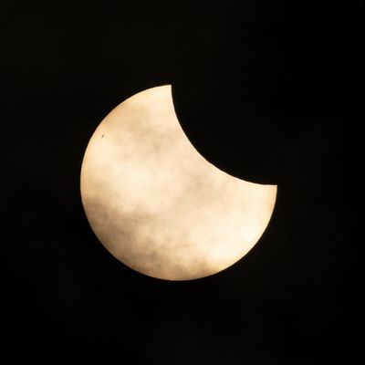 Sonnenfinsternis hinter Wolken