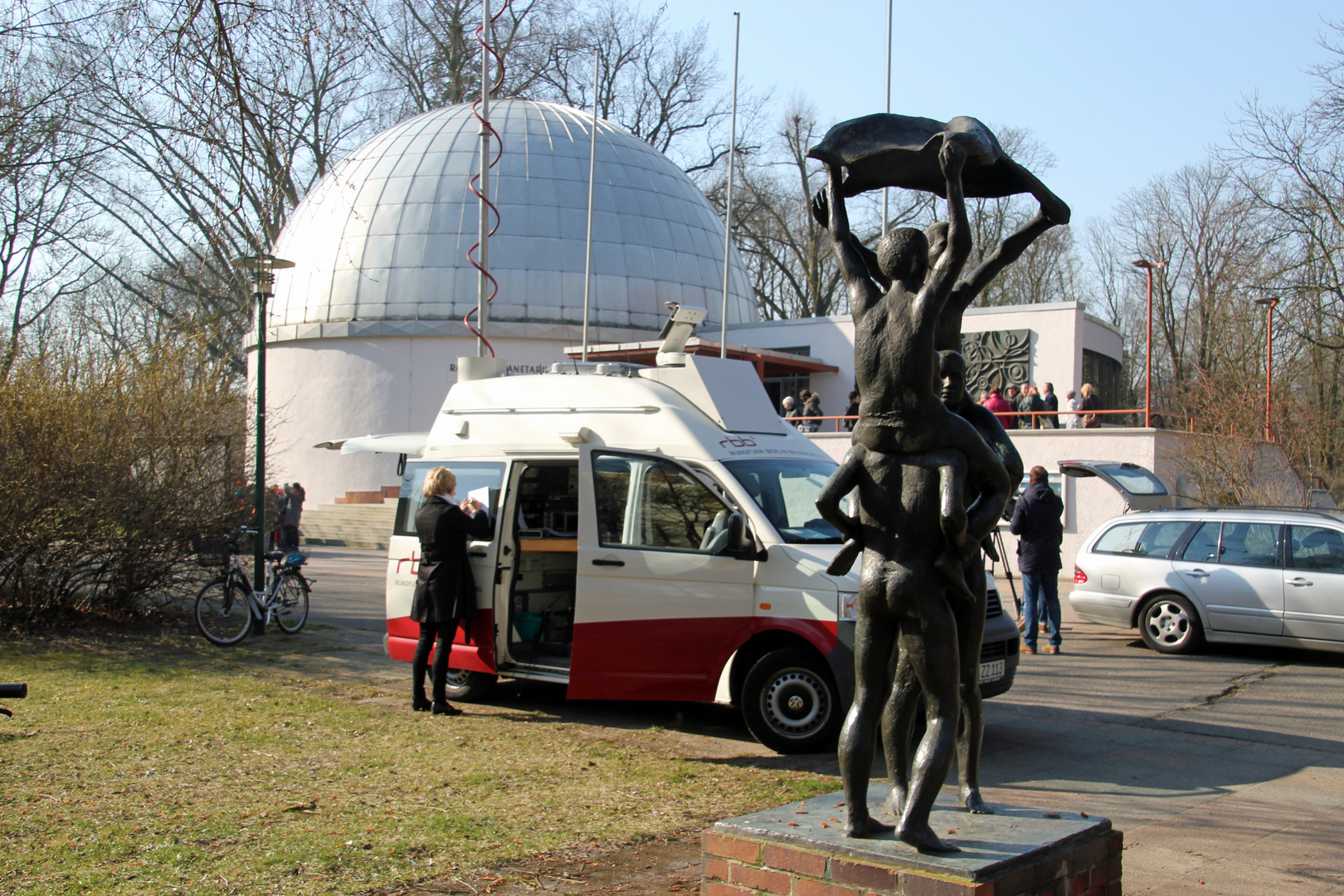 Sonnenfinsternis, Planetarium Cottbus: Die ersten Neugierigen treffen ein