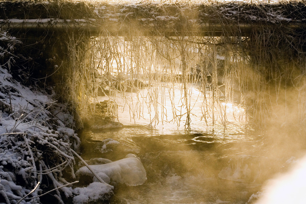 Sonnenflut unter der Brücke