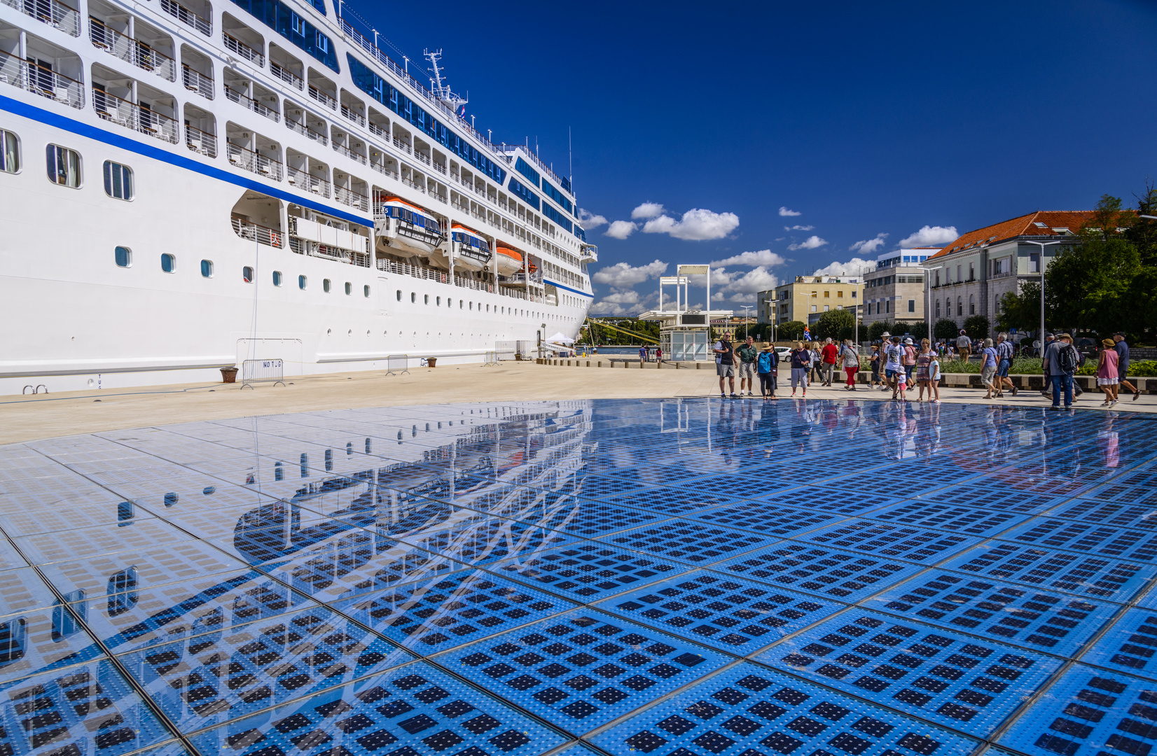 Sonnengruß mit Kreuzfahrtschiff, Zadar, Dalmatien, Kroatien