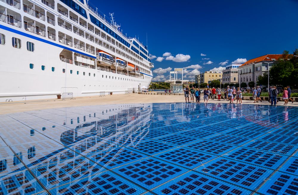 Sonnengruß mit Kreuzfahrtschiff, Zadar, Dalmatien, Kroatien