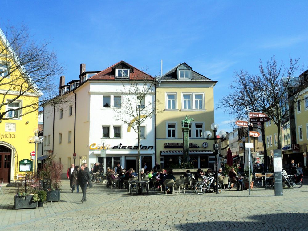 Sonnenhungrige bei Eis und Kaffee am Sternplatz in Bayreuth 18.3.16