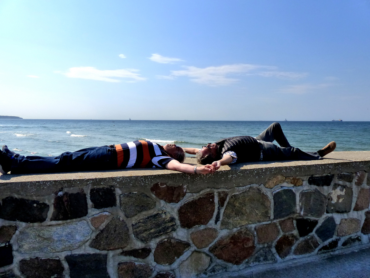 Sonnenhungrige Jungs an der Ostsee