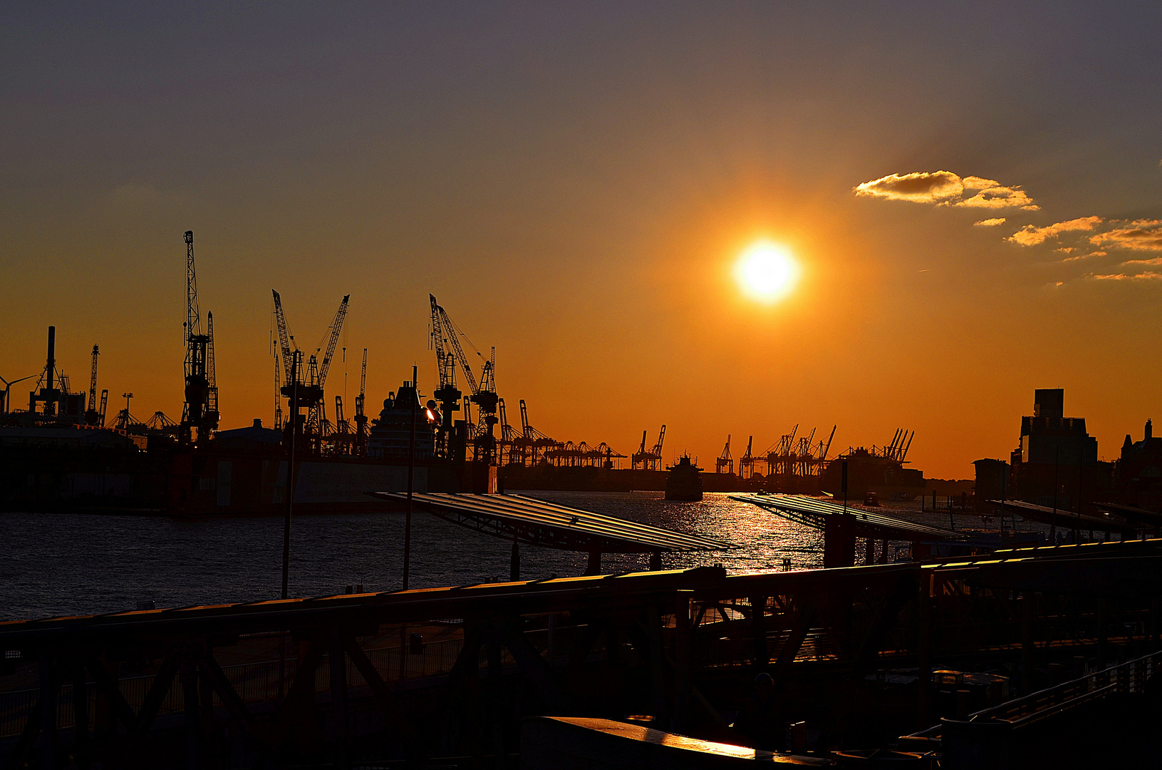 Sonnenhurg über Hamburg