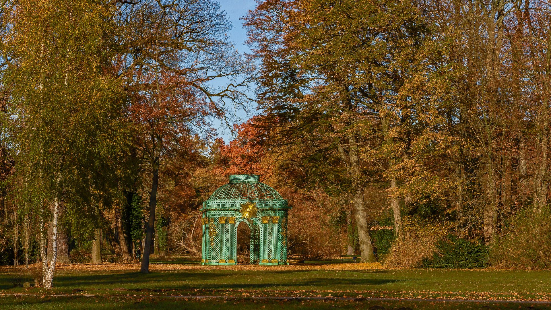 Sonnenlaube im herbstlichen Park