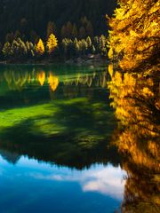 Sonnenlicht im Bergsee