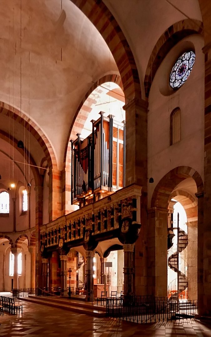 Sonnenlicht in einer romanischen Kirche