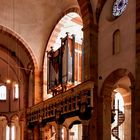 Sonnenlicht in einer romanischen Kirche