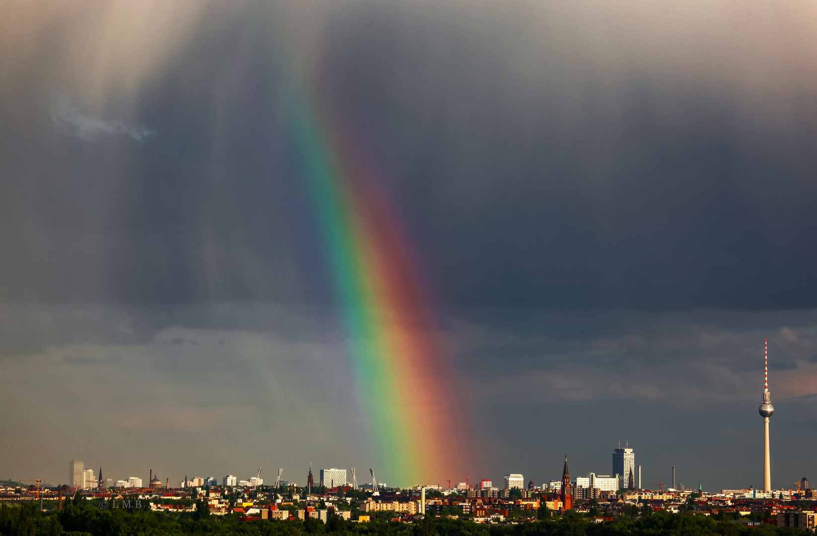 Sonnenlicht-Regen-Spiel über Berlin