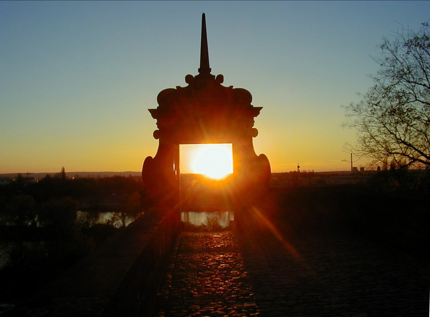 Sonnenlicht-Tor zum Schlossgang Aschaffenburg