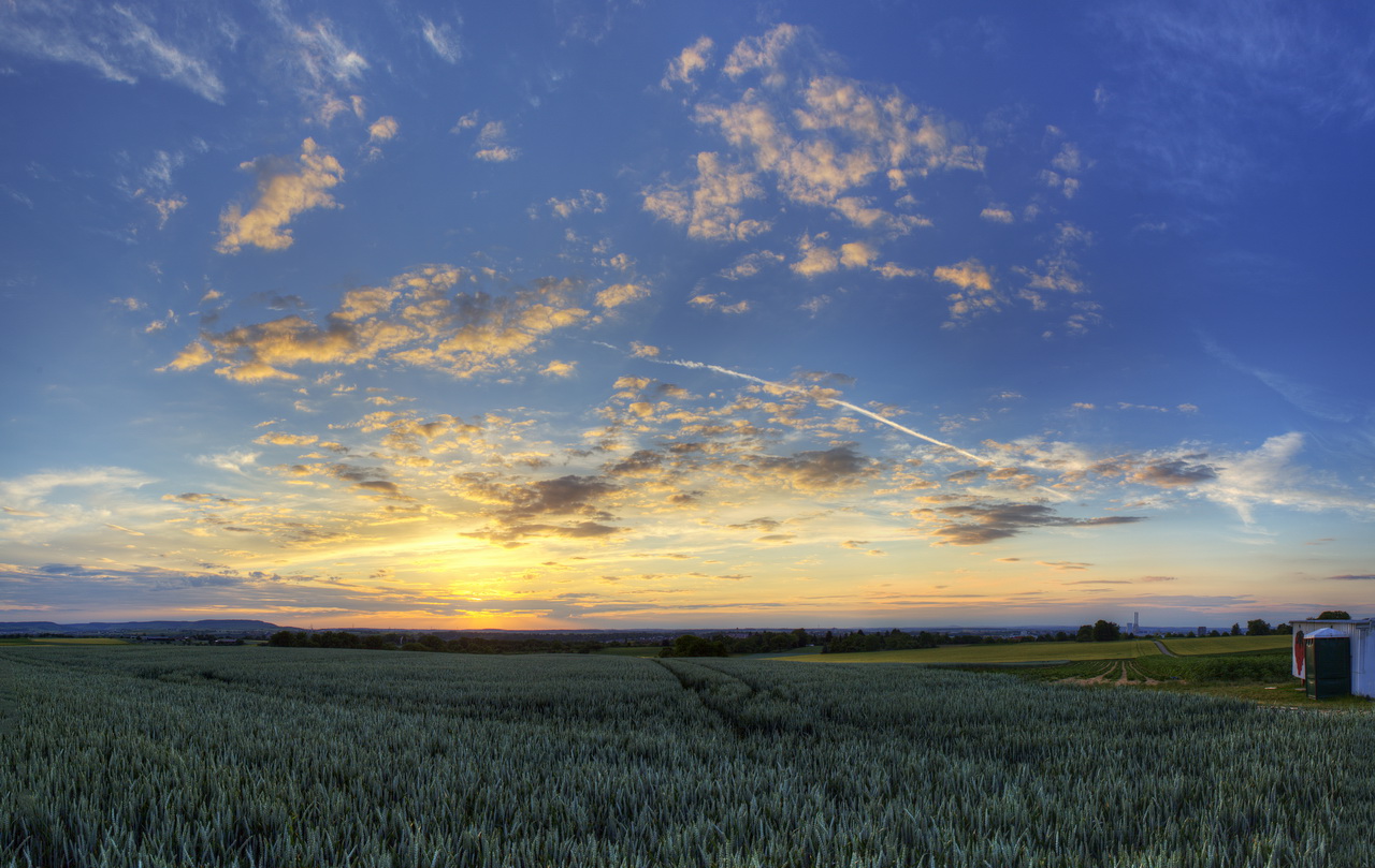 Sonnenlicht und Wolken im Ewigen Tanz