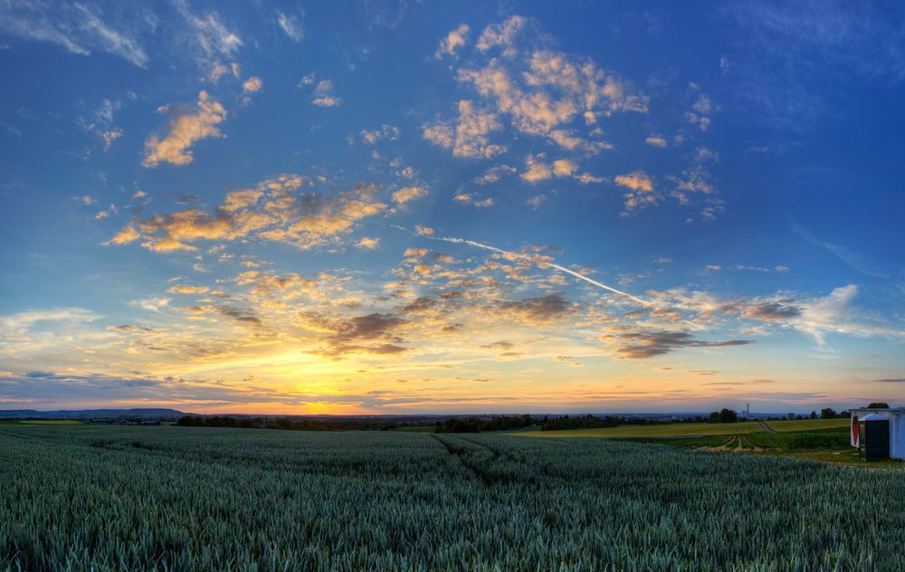 Sonnenlicht und Wolken im Ewigen Tanz