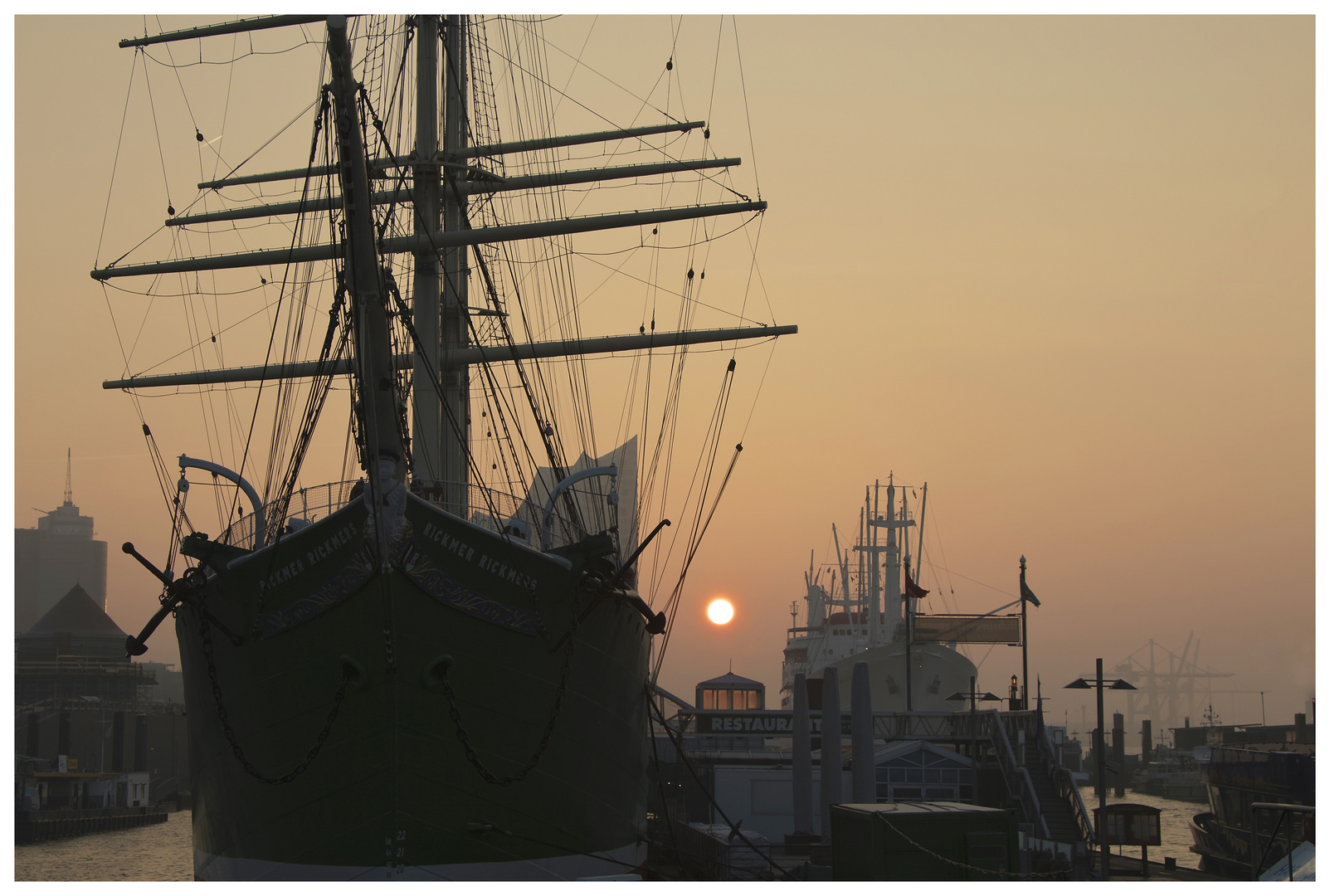 Sonnenmorgen über den Traditionsschiffen
