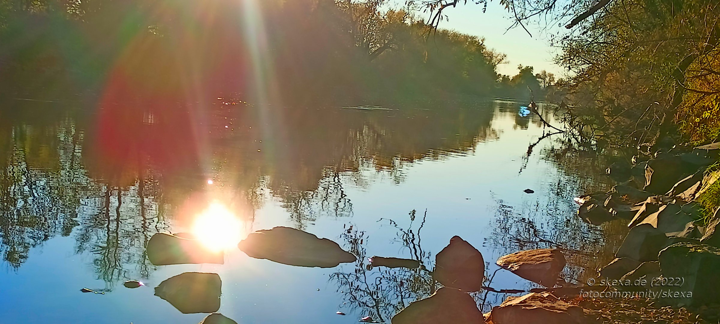 Sonnenreflektion am Siegufer