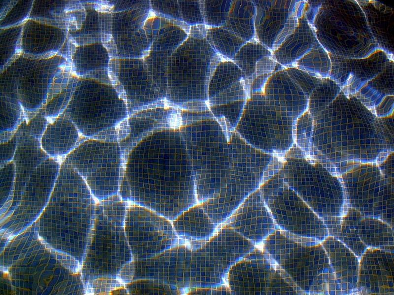 Sonnenreflexe im Pool