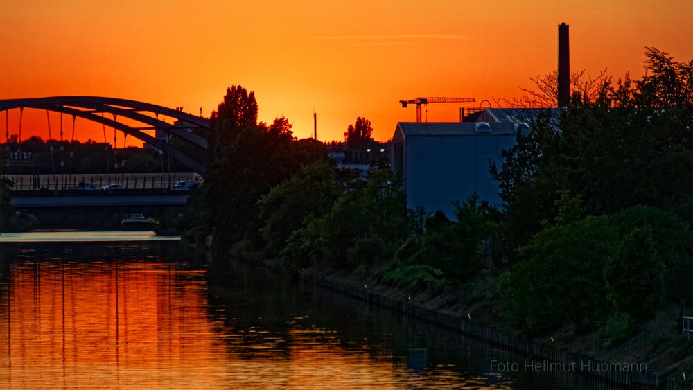 SONNENSCHAUSPIEL GLEICH NEBENAN