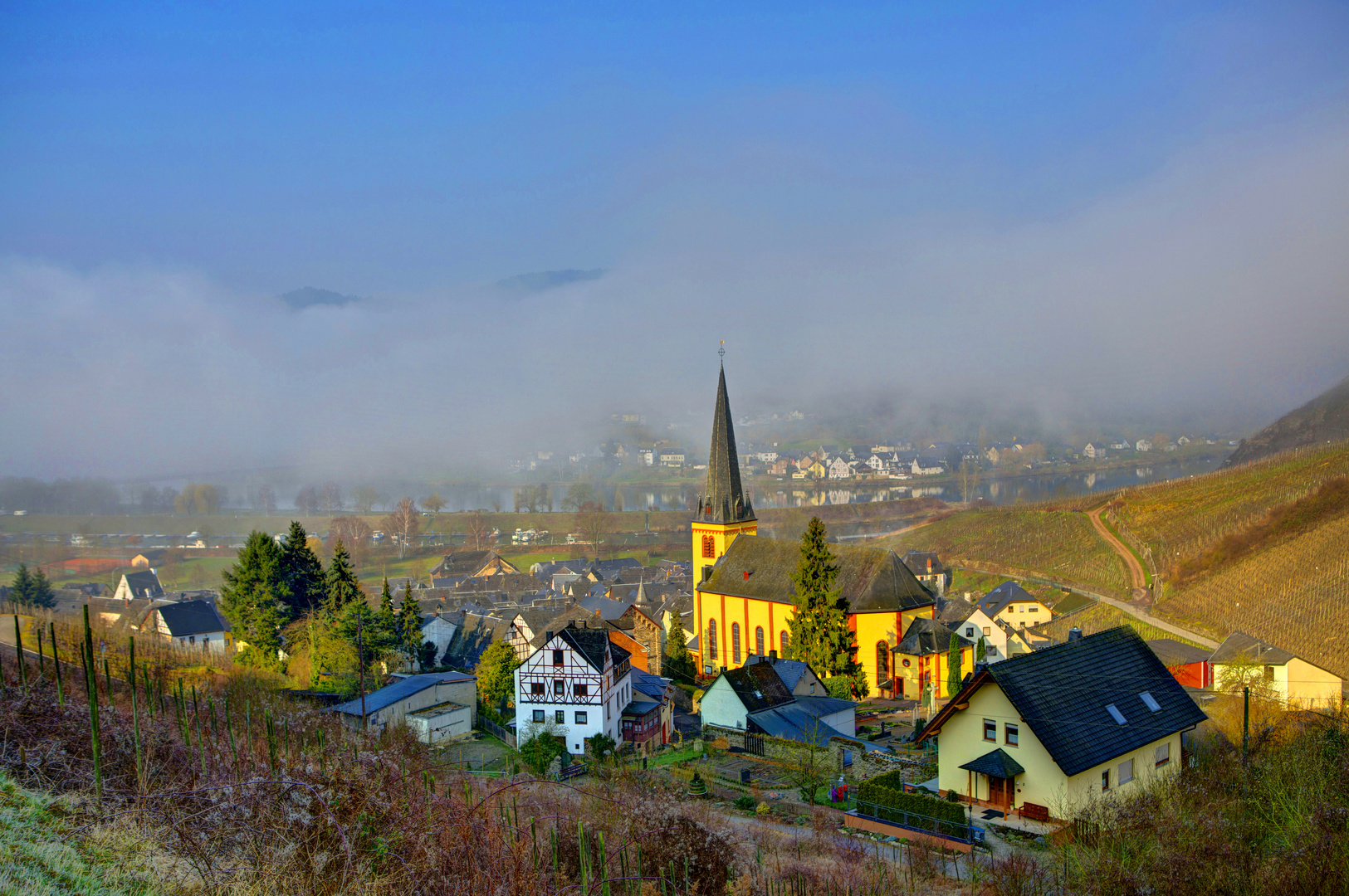 Sonnenschein nach Morgennebel im Moseltal