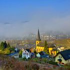 Sonnenschein nach Morgennebel im Moseltal