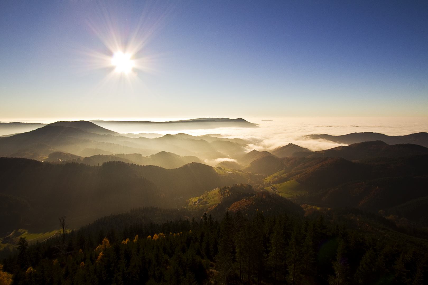 Sonnenschein und Nebelmeer