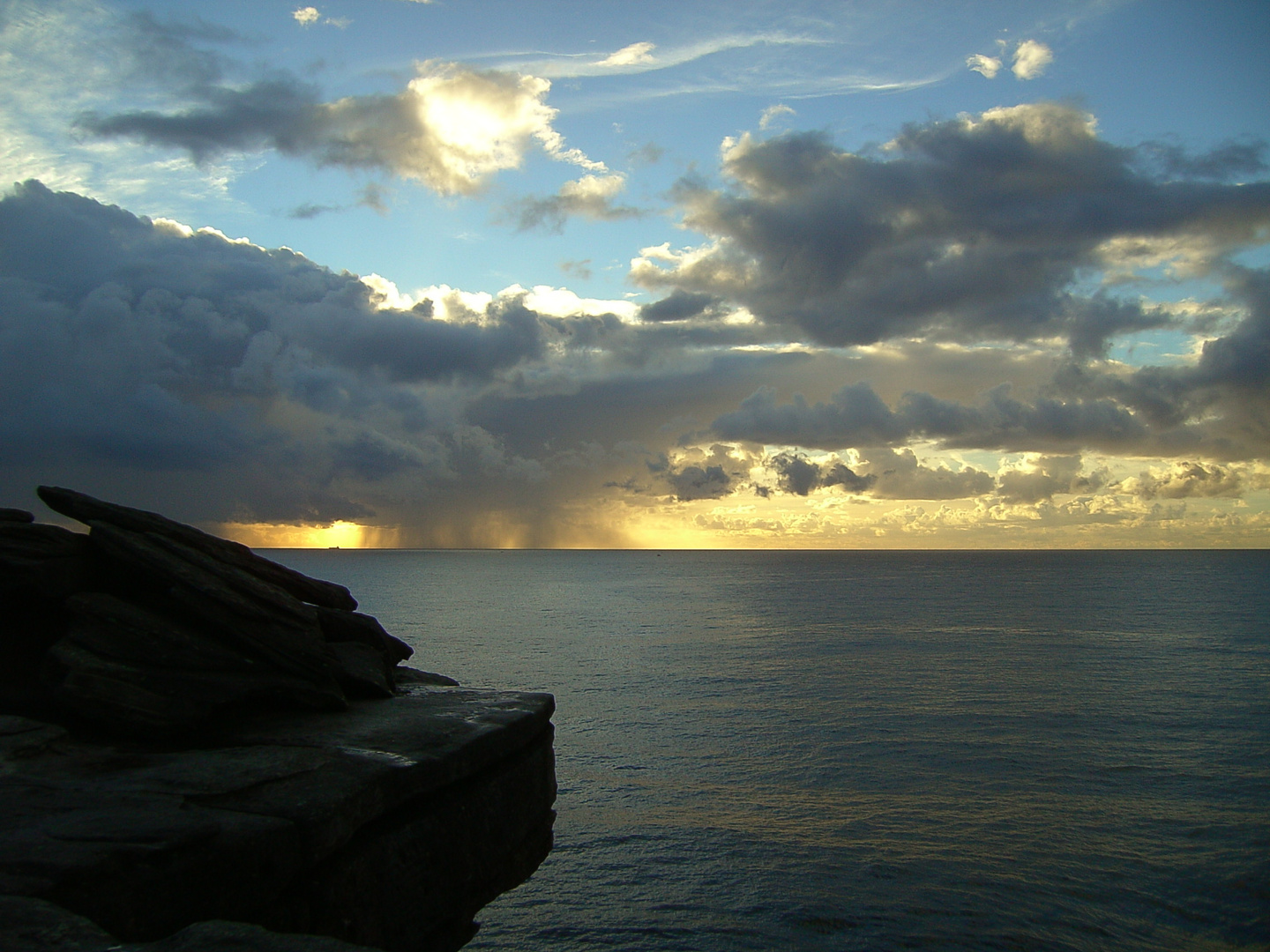 Sonnenschein und Regen.. Steine, die sich nicht bewegen.. auch das Meer nimmt´s mal gelassen!