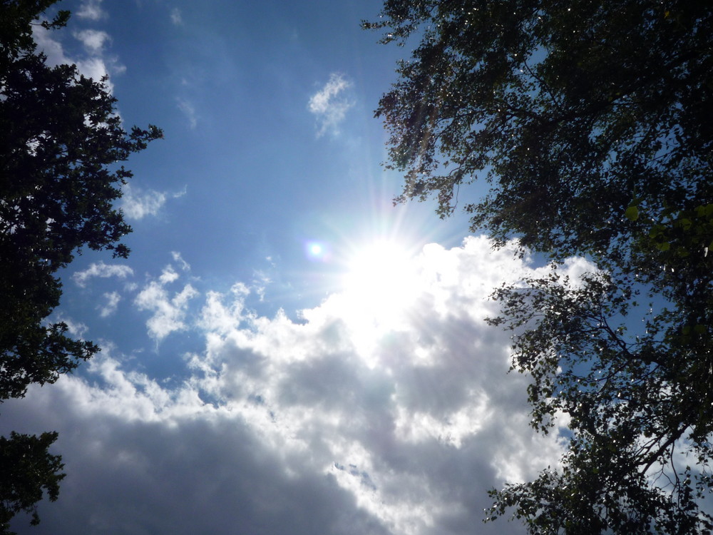 Sonnenschein zwischen dunklen Wolken.