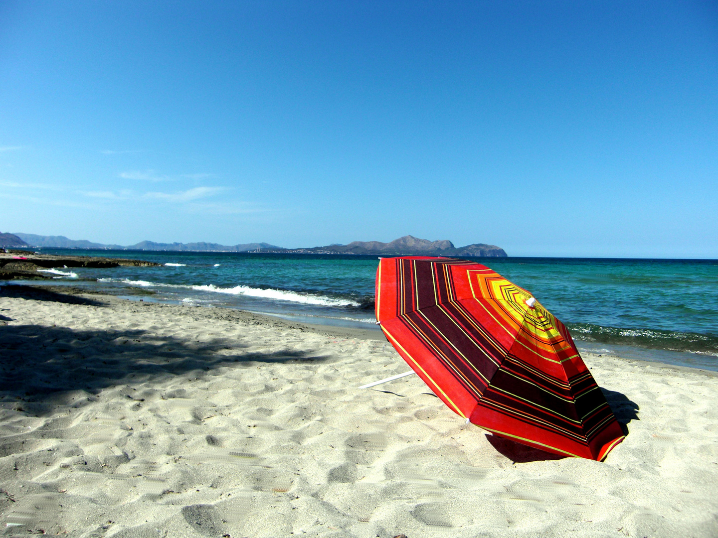 Sonnenschirm mit Meer