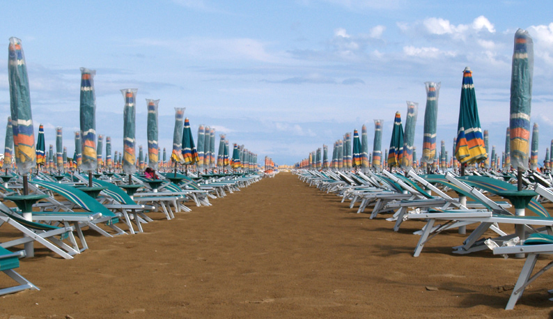 Sonnenschirmarmee im Wind