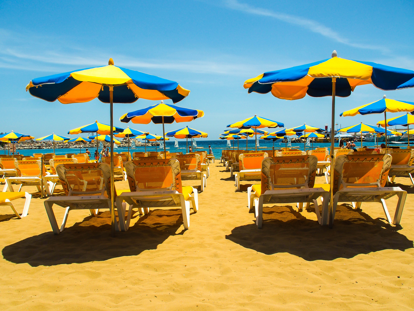 Sonnenschirme am Strand