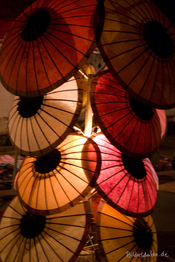 Sonnenschirme auf dem Nachtmarkt