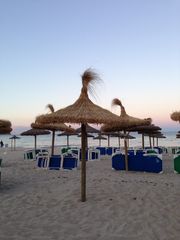 Sonnenschirme im Abendlicht _ Pfingsten 2013 Mallorca