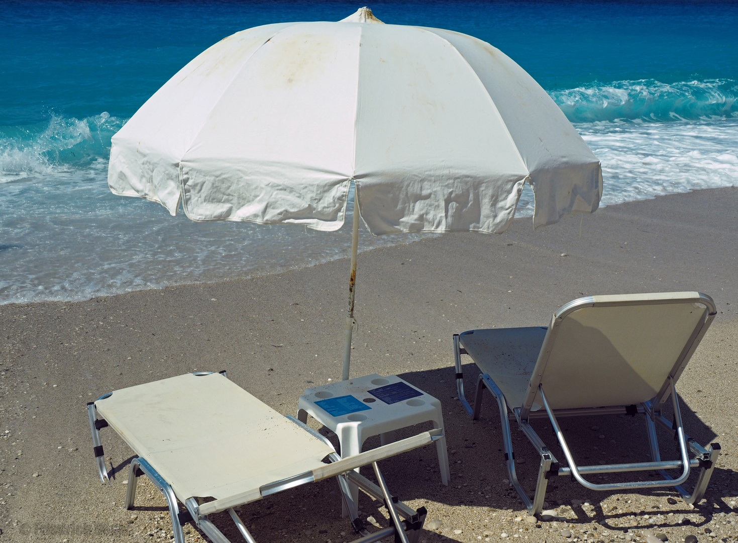 Sonnenschirme und Liegebetten an der Mylos-Bucht bei Aghios Nikitas