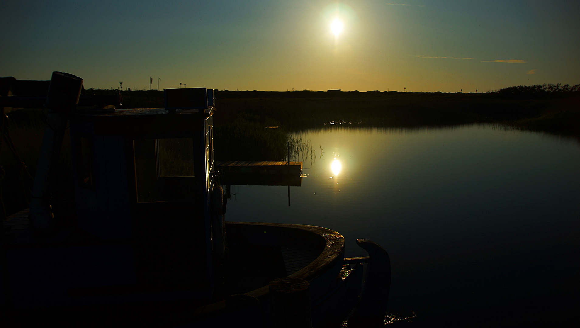 Sonnenspiegelung am Fjord