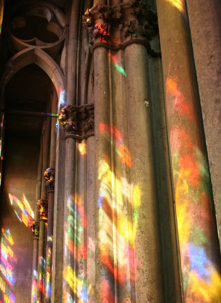 Sonnenspiegelung des neuen Richter-Fensters im Dom