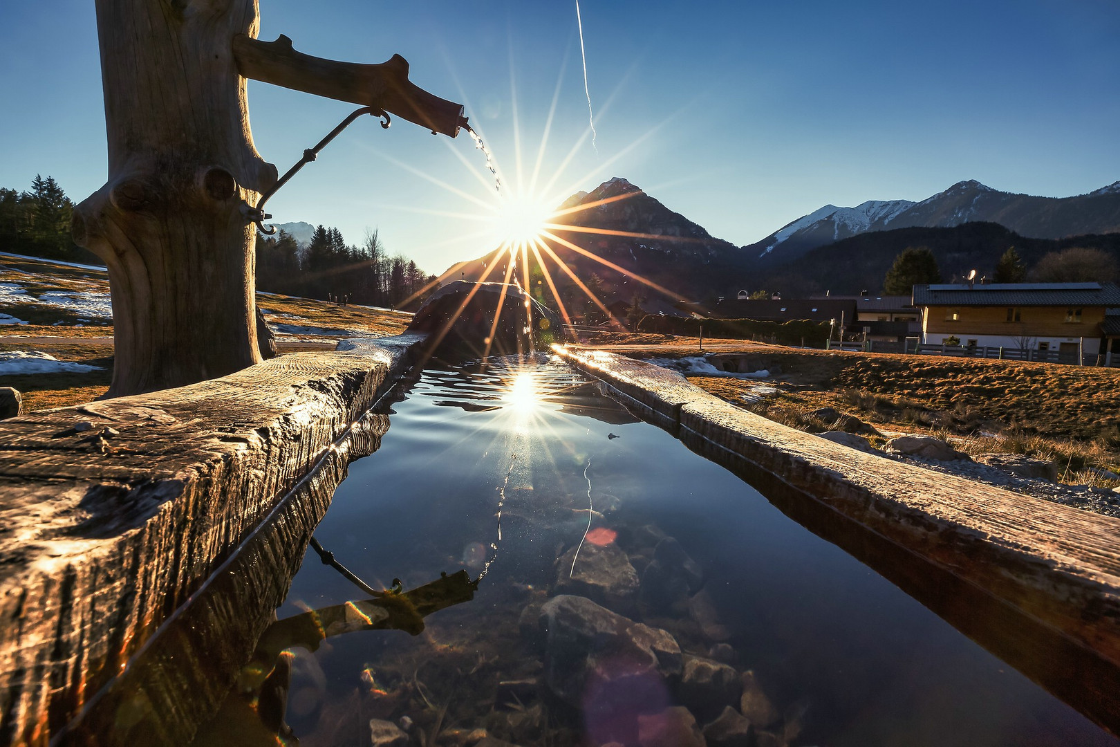 Sonnenspiegelung im Wasser