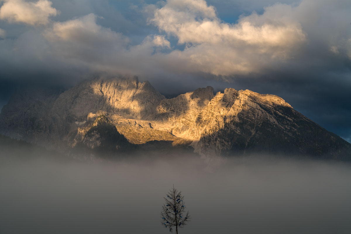 Sonnenspot am Hochkalter - Berchtesgaden im Nebel