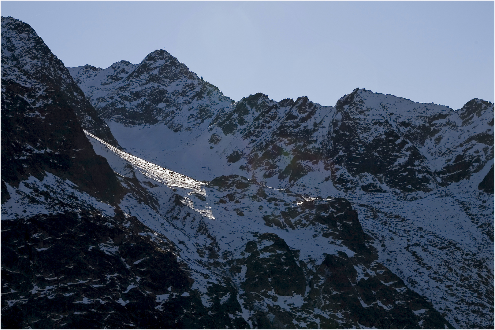 ...Sonnenspot auf gefrorenem Schneefeld