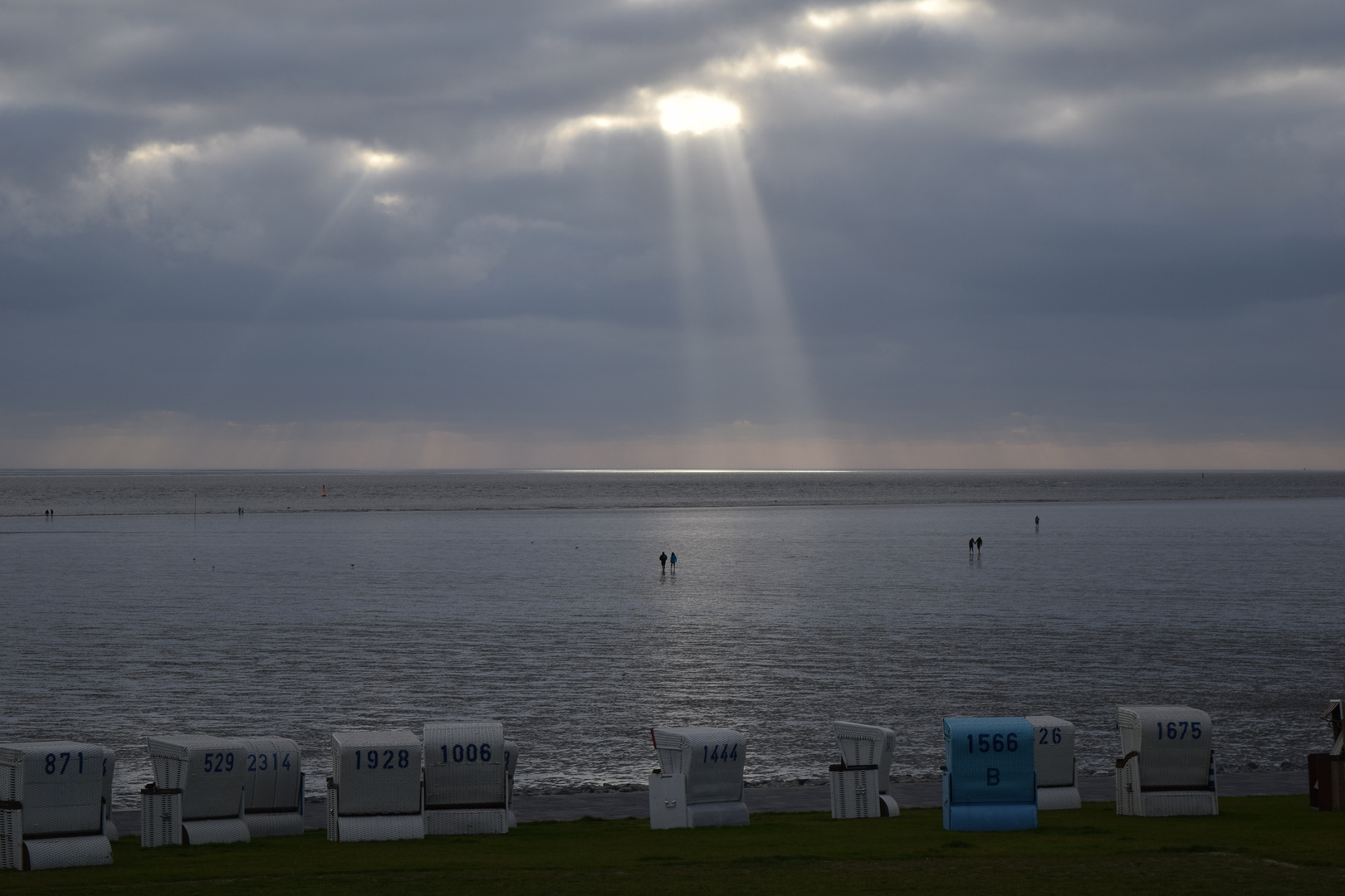 Sonnenstrahl durch die Wolken - ein natürlicher Lichtkegel