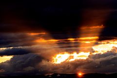 Sonnenstrahl durch Wolkenlücke