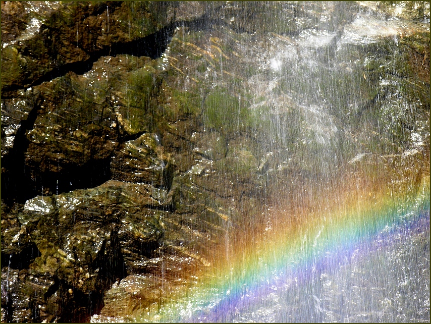 Sonnenstrahl trifft Wasserfall = Regenbogen
