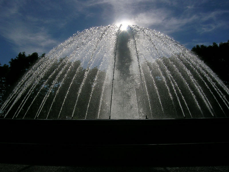 Sonnenstrahl trifft Wasserstrahl