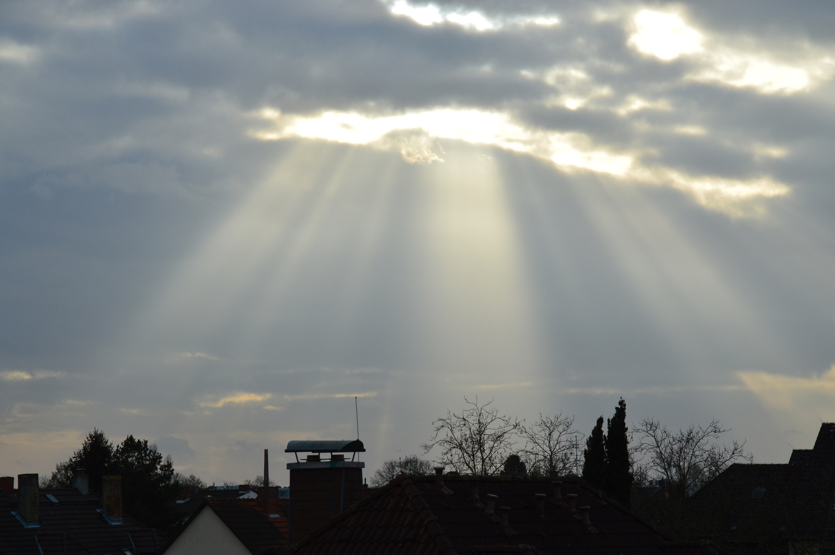 Sonnenstrahlen am Februarhimmel