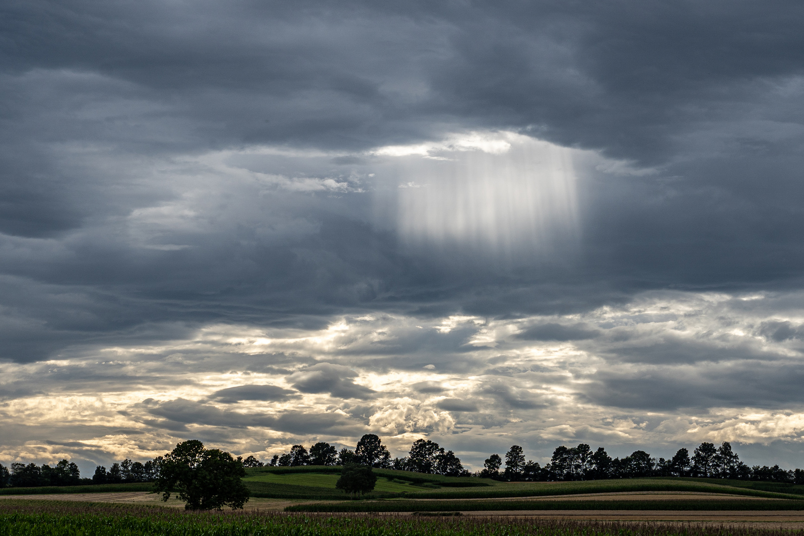 Sonnenstrahlen am Himmel